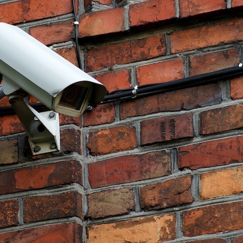 Spiavano persone in case, palestre e piscine manomettendo telecamere: scoperti gruppi criminali a Milano 