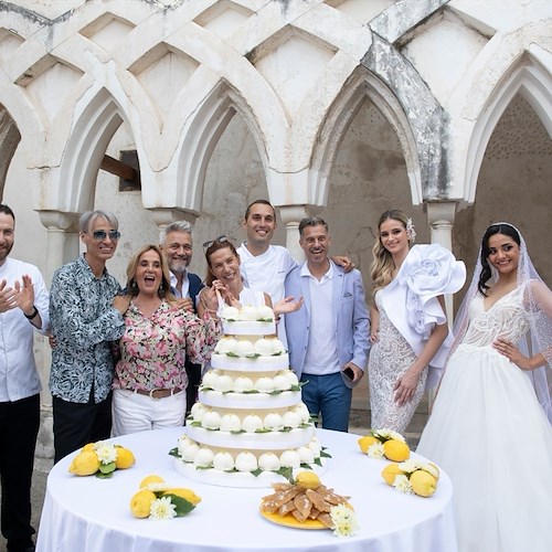 Sposarsi ad Amalfi, "La Vita in Diretta" al chiostro dell'NH Convento con le dolcezze di Pansa /VIDEO