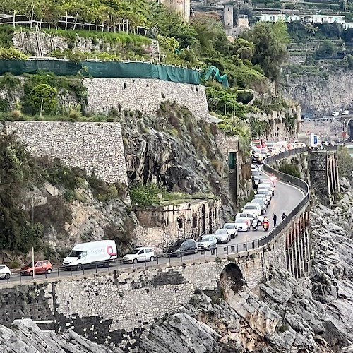 Stamani alle 7 già bloccato il traffico sulla Statale "Amalfitana", lunghe code tra Maiori e Minori 