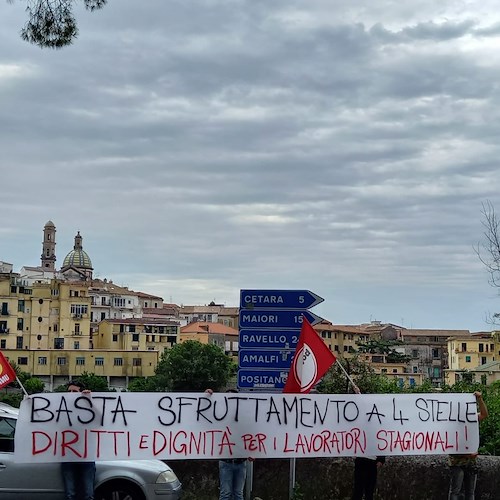 «Stare 8 ore su un lido con 40 gradi per poche centinaia di euro non è lavoro!», la protesta di "Potere al Popolo!" in Costiera Amalfitana