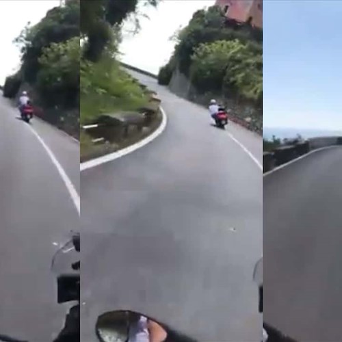 Statale Amalfitana, corre a bordo di scooter modificato esibendosi in pericolosi sorpassi. Sembra la Moto GP