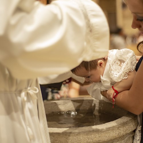 Stati Uniti, prete sbaglia formula battesimo per decenni: migliaia di sacramenti non sono validi