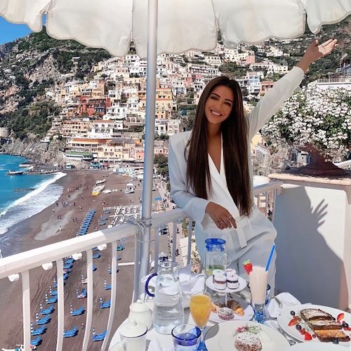 Stephanie Abu-Sbeih si gode la bellezza del mare di Positano, ospite di Lucia Lucibello