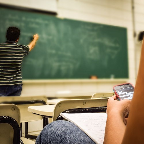 Stop ai cellulari in classe: circolare del Ministero inviata alle scuole