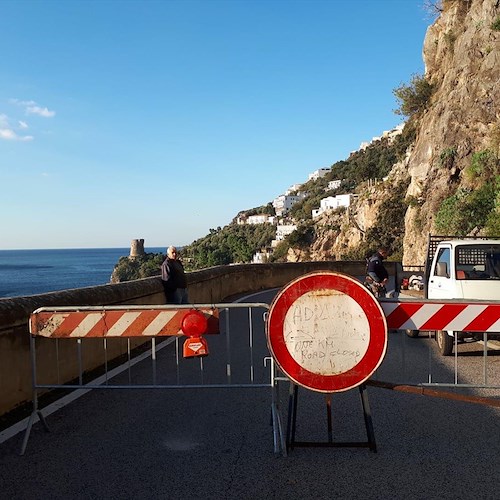 Strada chiusa questa mattina per il masso caduto sulla Statale Amalfitana [FOTO]