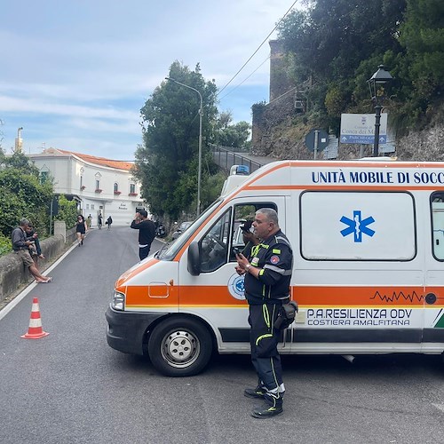 Strada Statale temporaneamente chiusa a Conca dei Marini. In attesa dell’impianto semaforico per senso unico alternato