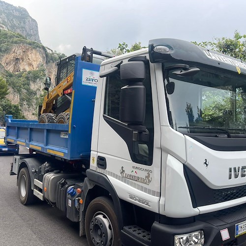 Strada Statale temporaneamente chiusa a Conca dei Marini. In attesa dell’impianto semaforico per senso unico alternato