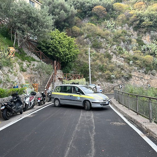 Strada Statale temporaneamente chiusa a Conca dei Marini. In attesa dell’impianto semaforico per senso unico alternato