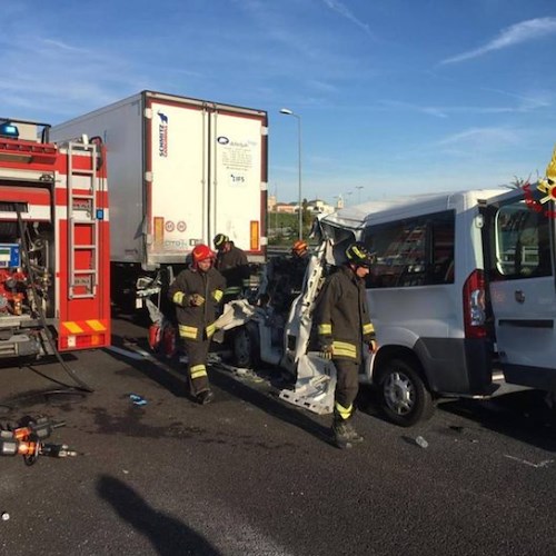 Strage sull'autostrada della morte: 5 ragazzi, l'ex sindaco di Riccione e un'educatrice hanno perso la vita