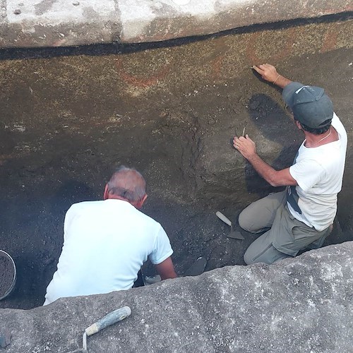 Straordinaria scoperta a Pontecagnano: nella necropoli viene alla luce una tomba a camera dipinta 