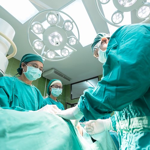 Straordinario intervento chirurgico a Bologna: a bimba di 6 anni rimosso tumore alla testa con sonda dal naso 