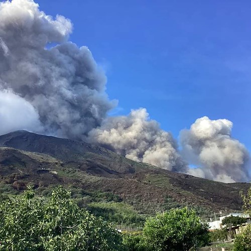 Stromboli, il vulcano torna a eruttare. La Protezione civile: «Non uscite di casa»