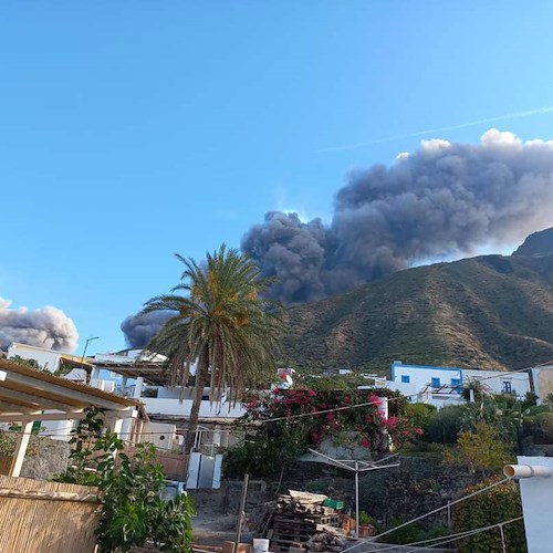 Stromboli, il vulcano torna a eruttare. La Protezione civile: «Non uscite di casa»