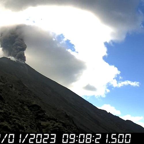 Stromboli si risveglia, vulcano in eruzione con esplosioni e nube di cenere
