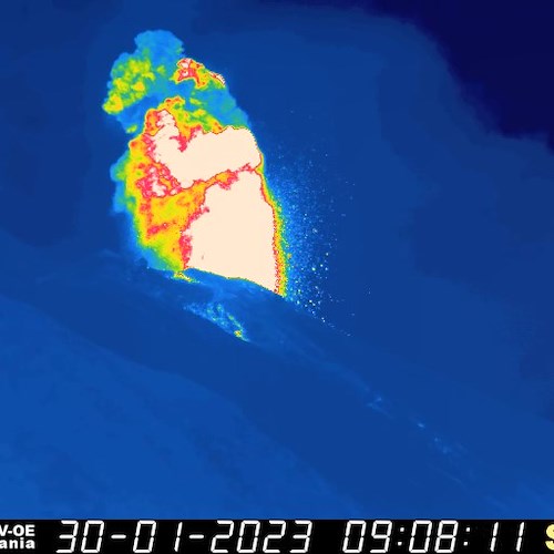 Stromboli si risveglia, vulcano in eruzione con esplosioni e nube di cenere