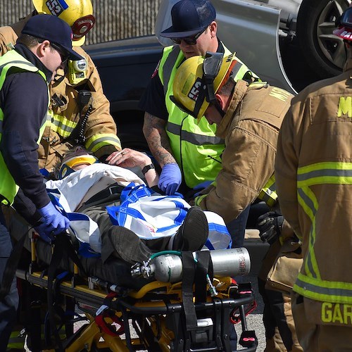 Stufo di fare la fila al pronto soccorso, clochard si getta nel vuoto a Cattolica. È grave 