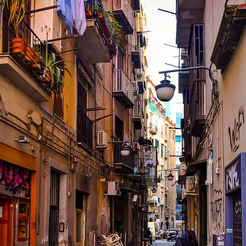 Su Airbnb spunta il "Mafia tour" per i vicoli di Napoli, censurato