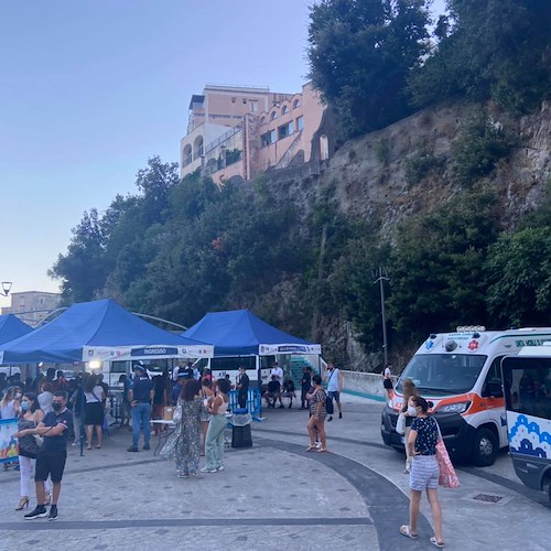 Successo per la notte dei vaccini a Positano: somministrate più di 300 dosi in Piazza dei Racconti /foto