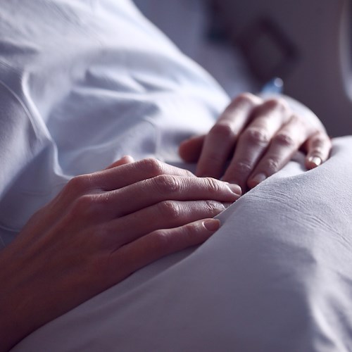 Donna in un letto di ospedale <br />&copy; AlexanderGrey su Pixabay