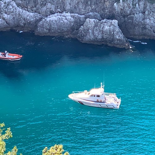Suicidio in Costiera Amalfitana: uomo trovato cadavere sulla spiaggia di "Cavallo Morto" a Maiori