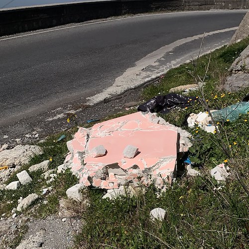 Sulla SP2 "Corbara-Tramonti" piazzole di sosta come discariche. Pessimo biglietto da visita per la Costa d'Amalfi