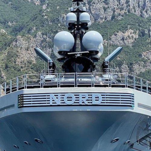 Super Yacht Nord più volte questa estate a Positano, le immagini ravvicinate pubblicate da Villa Treville