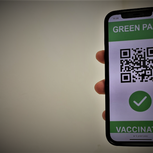 Svolta nel Regno Unito: Boris Johnson annuncia revoca del Green Pass