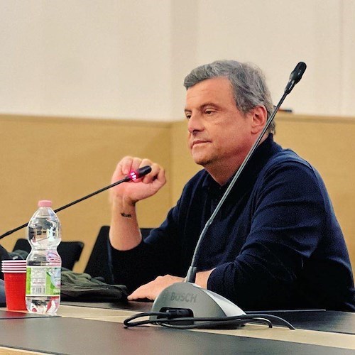 Taglio delle accise, Calenda contro Meloni: «Sui carburanti falsità e bandierine elettorali» 