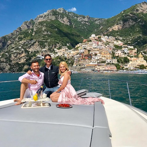 Taisia Vlasie "Blonde around the World" in barca a Positano con Lucia "Diva" Lucibello