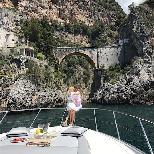 Taisia Vlasie "Blonde around the World" in barca a Positano con Lucia "Diva" Lucibello