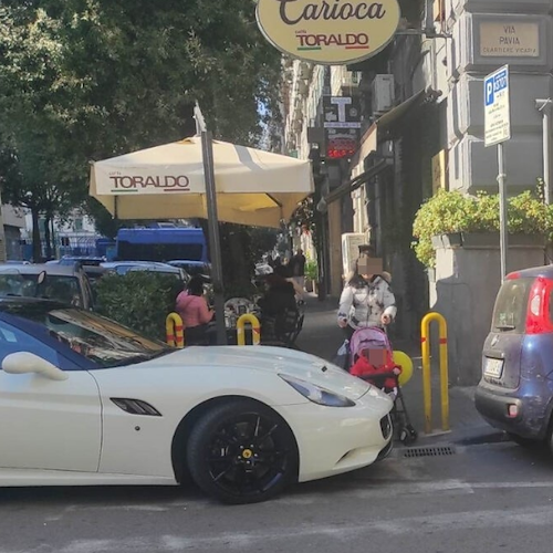 Tanto lusso e zero rispetto, a Napoli Ferrari parcheggiata sulle strisce e sulla rampa per disabili