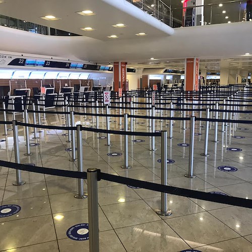 Tel Aviv, genitori dimenticano di comprare il biglietto aereo per il figlio e lo abbandonano al banco del check-in 