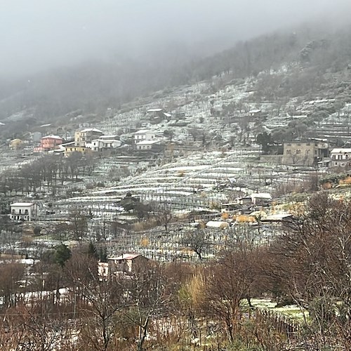 Temperature in calo in Costa d'Amalfi, fiocchi di neve sul Valico di Chiunzi / FOTO-VIDEO