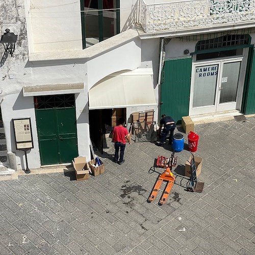 Tensione ad Atrani, sfrattato affittuario del locale annesso al Bar Caffè Vittoria: interviene la Polizia locale 