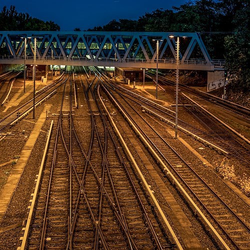 Tenta di attraversare i binari e viene investito da treno, 15enne muore nel Bresciano