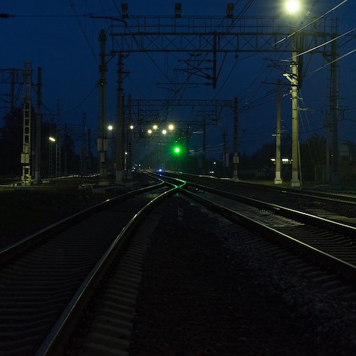 Tenta di attraversare i binari e viene investito da treno, 15enne muore nel Bresciano