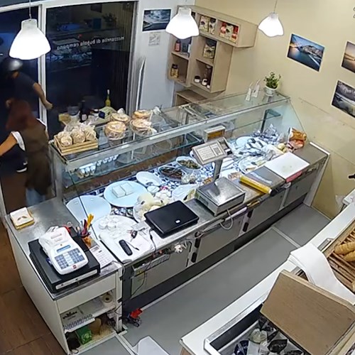 Tenta rapina in un piccolo negozio di alimentari a Salerno, la proprietaria reagisce con coraggio e lo mette in fuga