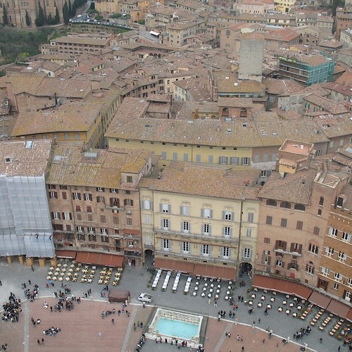 Terremoto di magnitudo 3.5 a Siena, gente in strada per la paura. Sindaco chiude le scuole 