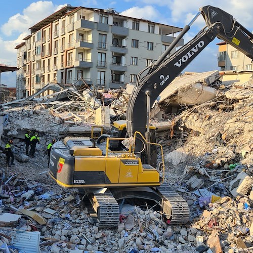 Terremoto in Turchia, vigili del fuoco al lavoro: salgono a 5 le persone decedute recuperate 