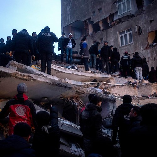 Terremoto tra Turchia e Siria, centinaia di vittime e migliaia di feriti