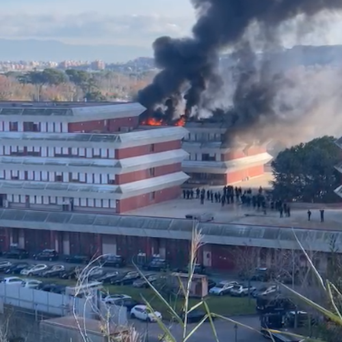 Terribile incendio a Roma: in fiamme la caserma dei Carabinieri