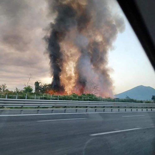 Terribile incendio nel campo rom a Barra: la zona orientale di Napoli si risveglia avvolta da fumo nero 