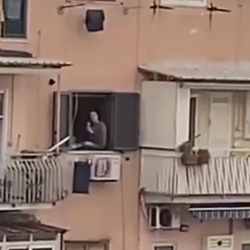 Terrore a Napoli: si barrica in casa, uccide la moglie e poi si suicida <br />&copy; Foto tratta dal video pubblicato su Facebook da Francesco Emilio Borrelli
