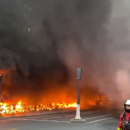 Terrore a Parigi, incendio alla Gare de Lyon innescato da violenti scontri