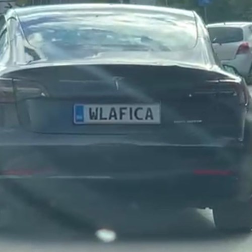 Tesla Model 3 con targa danese personalizzata: il video diventa virale sui social /video