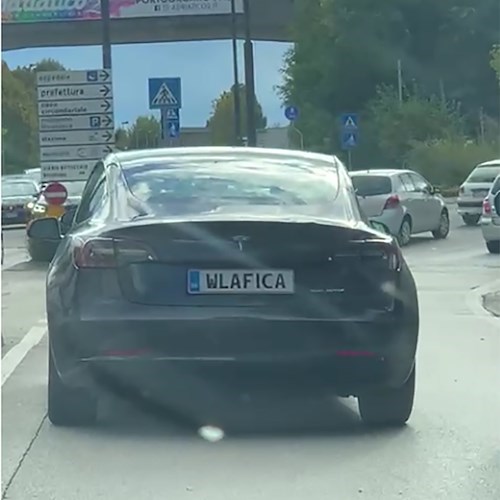 Positano Notizie - Tesla Model 3 con targa danese personalizzata: il video  diventa virale sui social /video