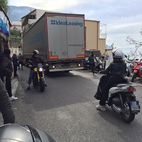 Tir sovradimensionato per la SS163 blocca traffico a Positano, fermato dai cittadini /FOTO
