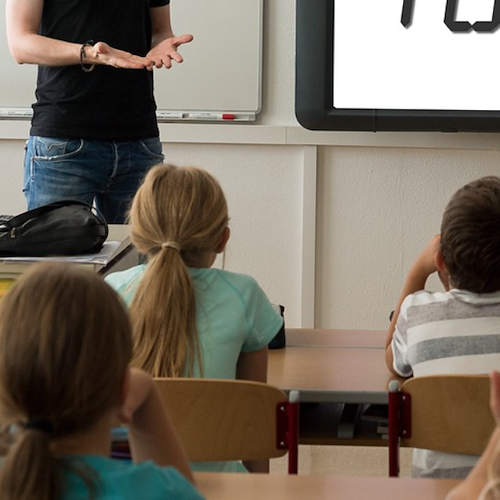 Tocca il seno ad alunna di 11 anni: arrestato docente di scuola media a Caltanissetta 