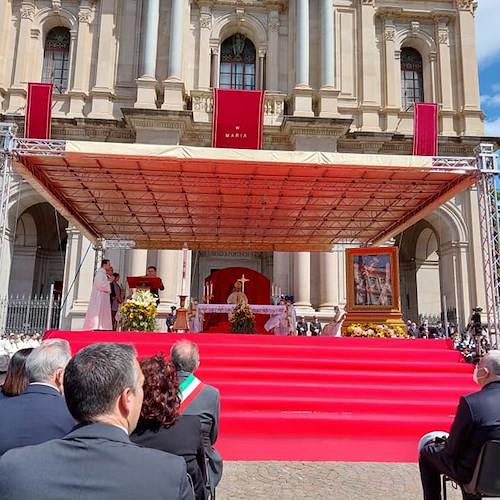 Torna in presenza la Supplica alla Madonna di Pompei, in migliaia per pregare per la pace in Ucraina