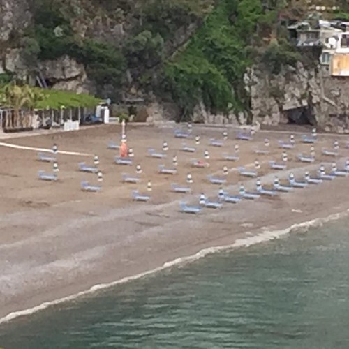 Tornano gli ombrelloni in spiaggia a Positano "alla giusta distanza"